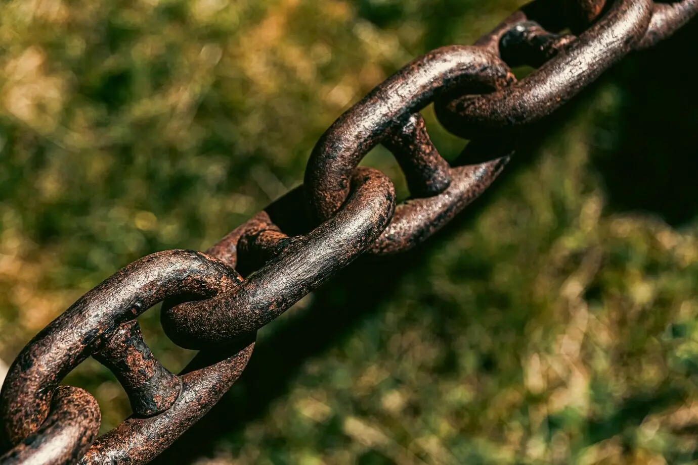 Fotografie einer Kette auf Stein